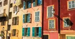 Bunte Häuser in Nizza